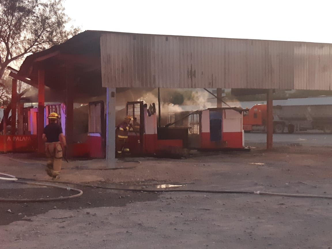 Mueren dos personas tras fuerte incendio dentro de una vivienda