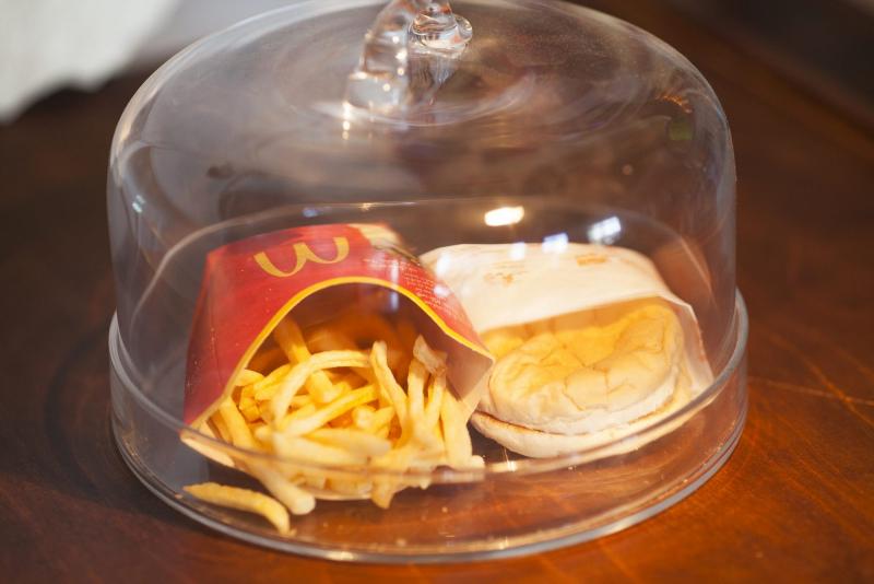 En Islandia: Última hamburguesa con papas de McDonald’s es vigilada en un vidrio y con transmisión por Internet