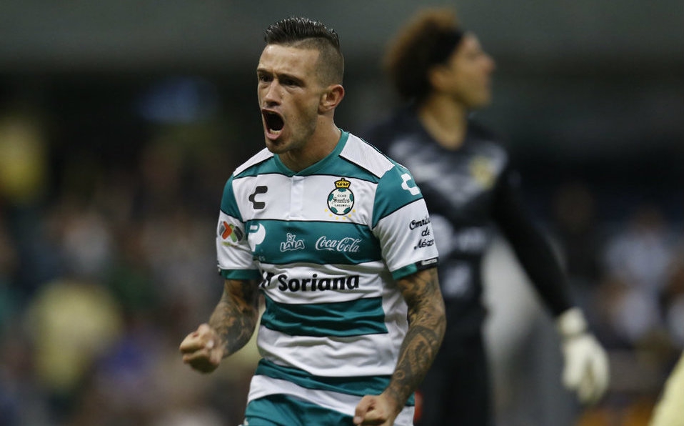Santos vence al América en el Azteca y se mantiene en la cima