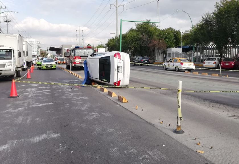 Muere una mujer y hombre sale herido tras volcar auto en Ruiz Cortines ...