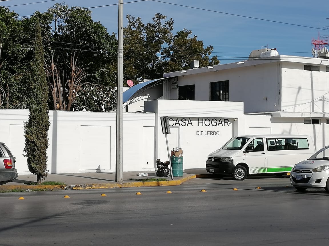 Niños que presuntamente fueron abandonados por su madre en basurero, están en casa hogar de Lerdo