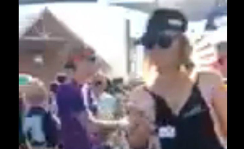 Mujer rocía su leche materna en pleno festival [VIDEO]