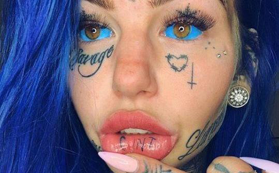 Influencer queda ciega por tatuarse los ojos de azul