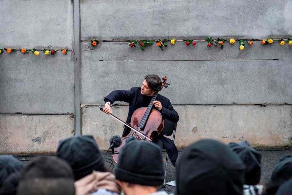 Con flores y música, celebran 30 aniversario de la caída del Muro de Berlín