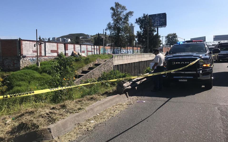 Localizan cadáver de un hombre en canal de aguas negras