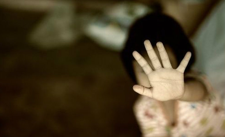 Pisa la cabecita de su hija y baila sobre ella; ya la identificaron [VIDEO]