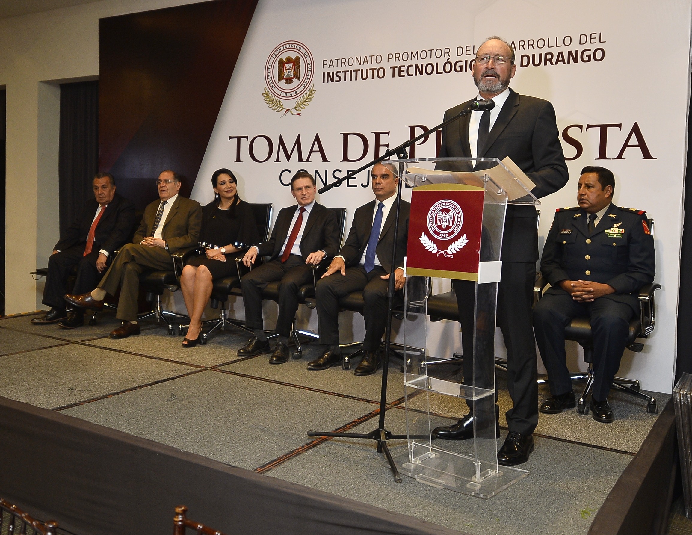 Gobernador toma protesta a nuevo patronato del ITD