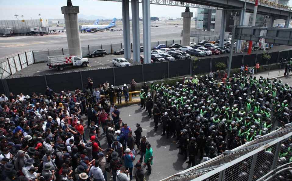Federales se enfrentan con policías de CDMX en AICM