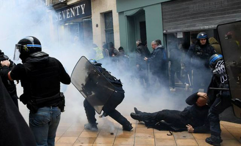 Entre enfrentamientos con policías, 'chalecos amarillos' celebran primer aniversario