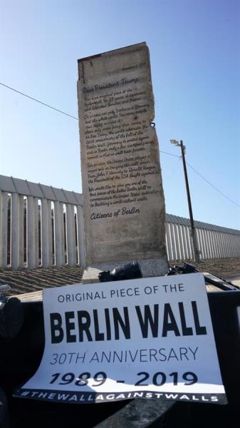 Envían a frontera México-EU trozo de Muro de Berlín con carta a Trump