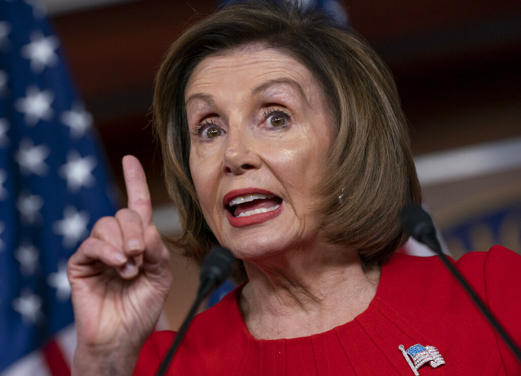 Pelosi promete protección a informante de investigación contra Trump