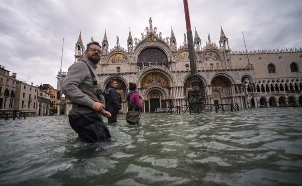 Venecia declarada en emergencia por inundación y la marea sigue creciendo