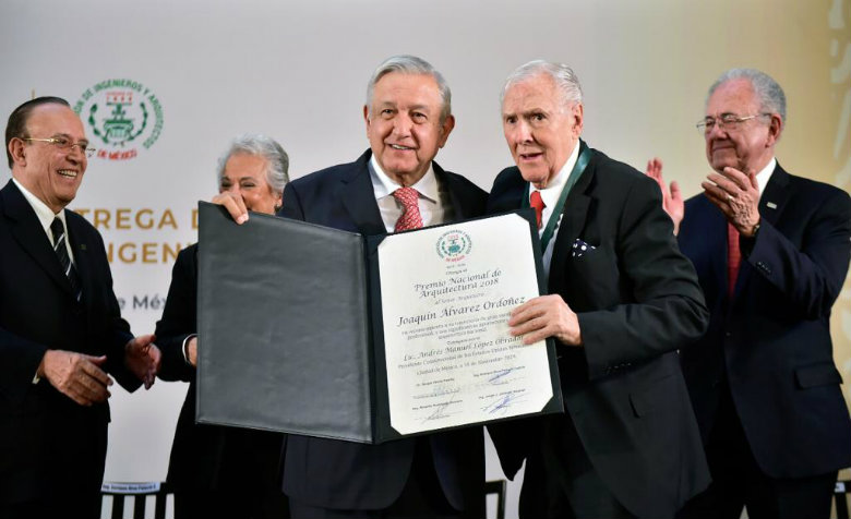 AMLO entrega a Carlos Slim el Premio Nacional de Ingeniería