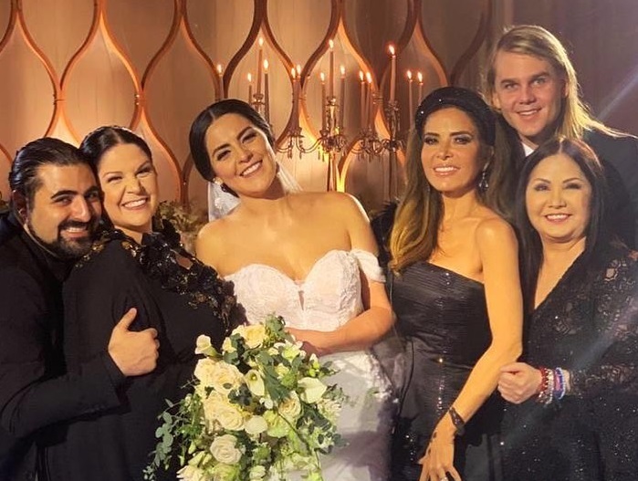 Se casa hija adoptiva de Ana Gabriel