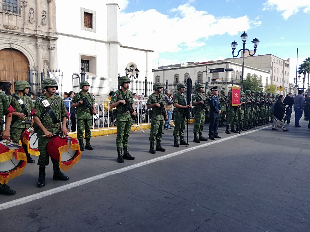 Con gran desfile conmemoran el 109 aniversario de la Revolución Mexicana