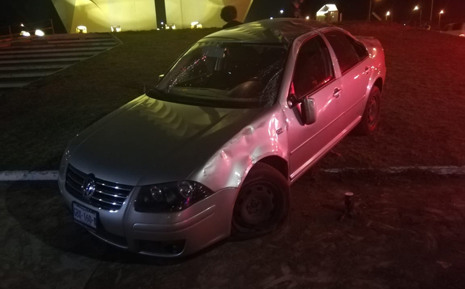 Conductora pierde el control de su vehículo y vuelca en Torreón ...