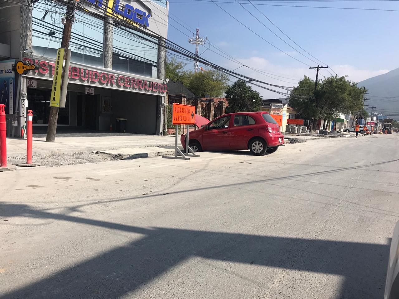 Auto queda atorado tras caer en zanja sobre avenida Ricardo Covarrubias