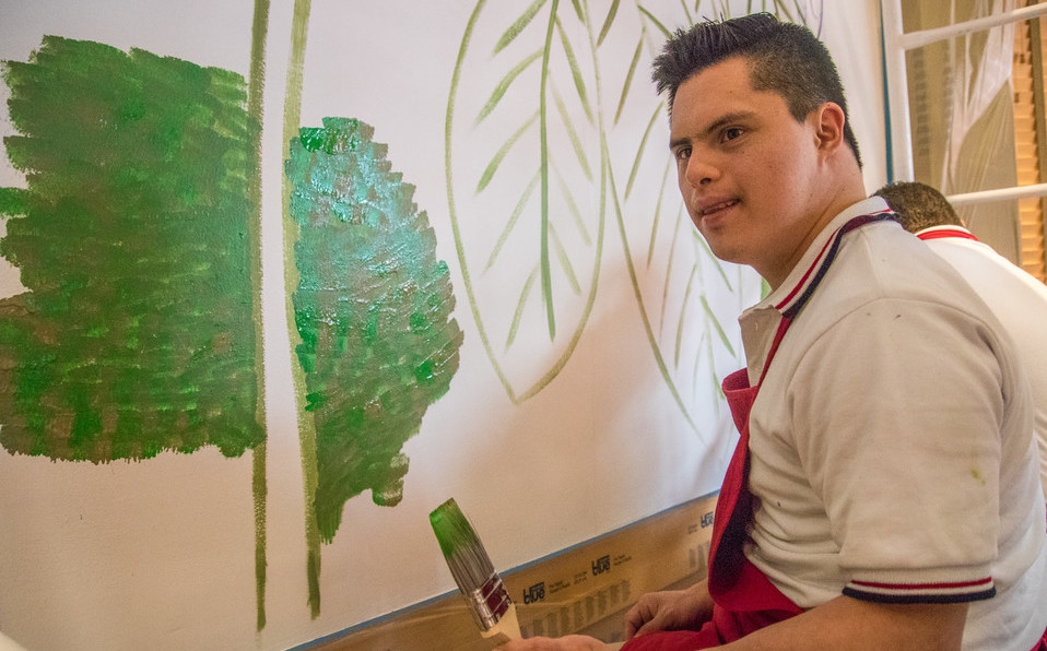 Artistas con síndrome de Down pintan mural en Starbucks