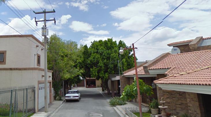 Deja su vehículo encendido y se lo roban en Lerdo