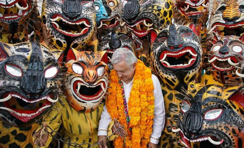 AMLO recibe limpia para ahuyentar los 'zopilotes'
