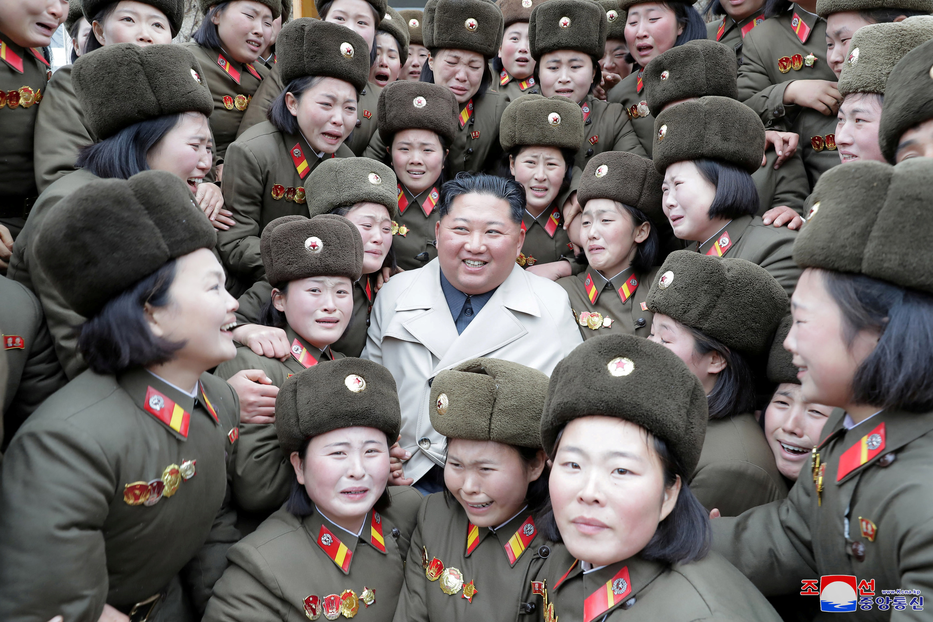 Difunden foto de Kim Jong-Un riéndose rodeado de mujeres militares llorando