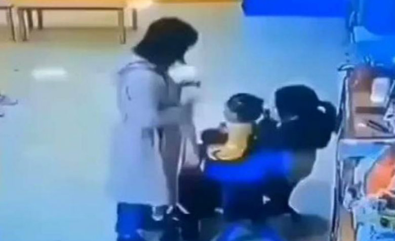 Maestra cachetea a su alumna y el padre de la niña golpea a la educadora [VIDEO]