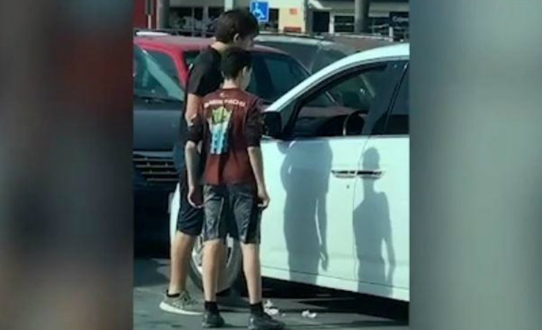 Conductor tira basura desde su auto y niños se la devuelven pero él la vuelve a tirar [VIDEO]