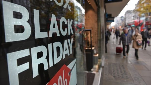 Pareja estadounidense se ofrece a hacer fila por ti en el 'Black Friday'