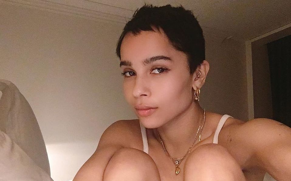 Zoë Kravitz impresiona con su radical cambio de ‘look’ para Gatúbela [FOTO]