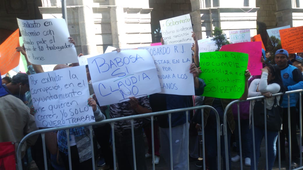 Trabajadores del Ayuntamiento de Puebla frente al palacio municipal