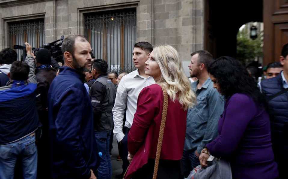 AMLO se reúne con familia LeBarón en Palacio Nacional