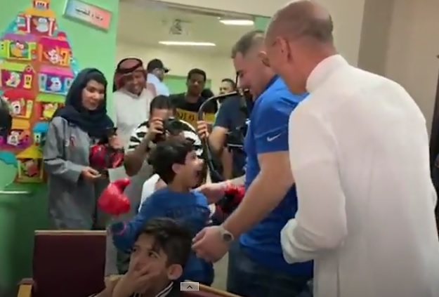 Andy Ruiz convive con niños con discapacidad en Arabia Saudita