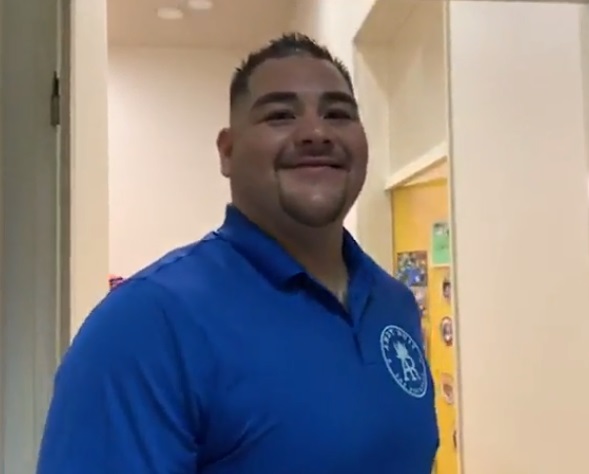 Andy Ruiz convive con niños con discapacidad en Arabia Saudita