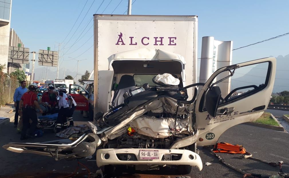 Conductor queda prensado al chocar camión contra tráiler en Monterrey ...
