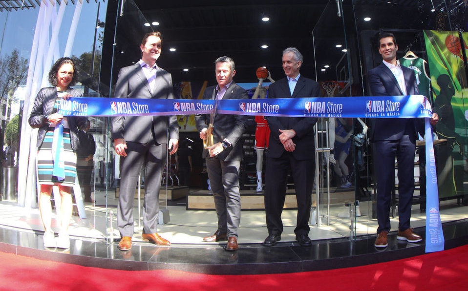 Abren primera tienda de NBA en México