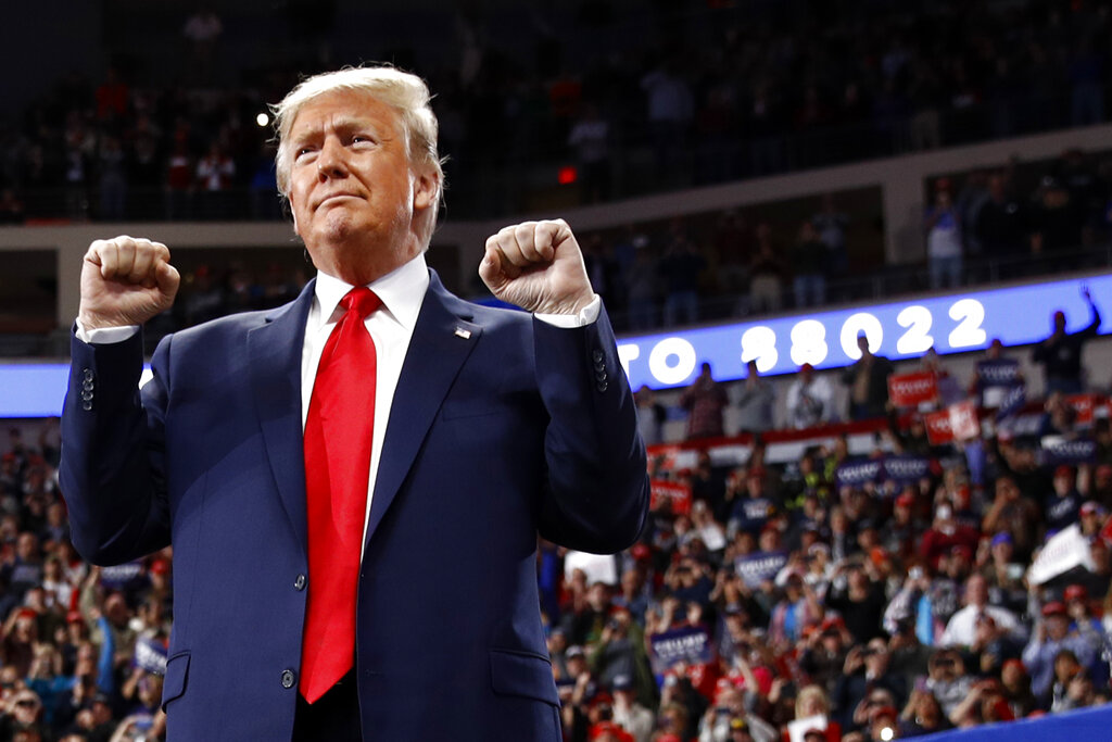 Trump se burla del proceso de juicio político en su contra