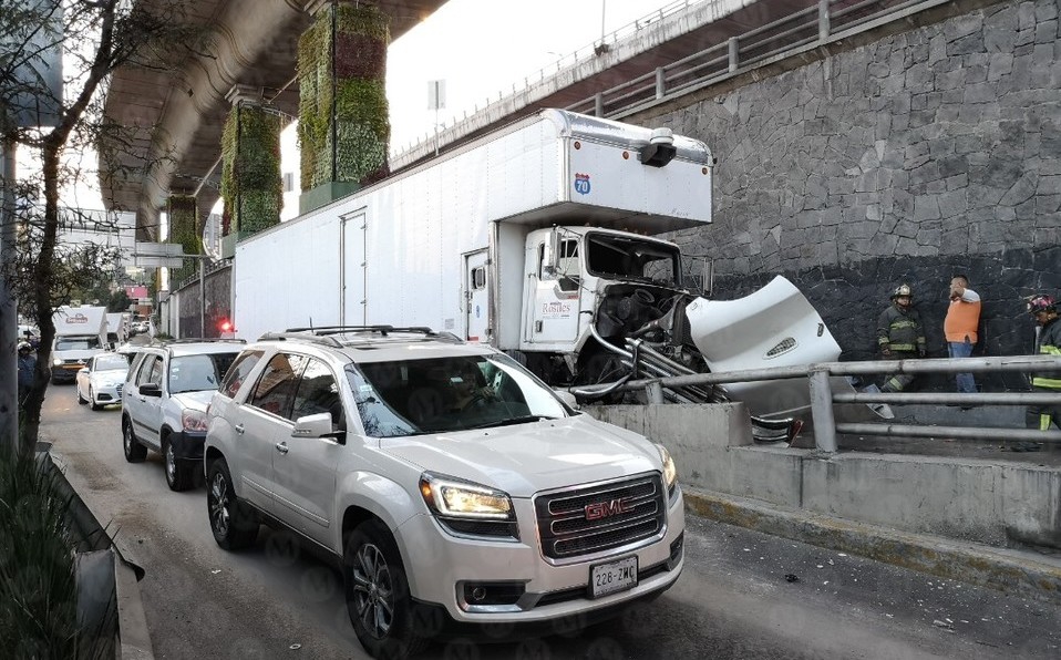 Camión choca contra división de carriles en Periférico; hay 2 heridos