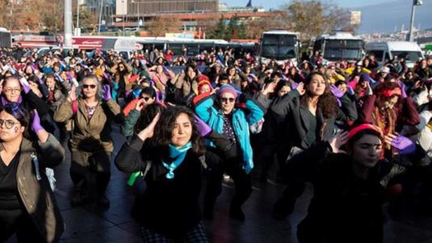 Mujeres realizan performance de 'Un violador en tu camino' en Estambul