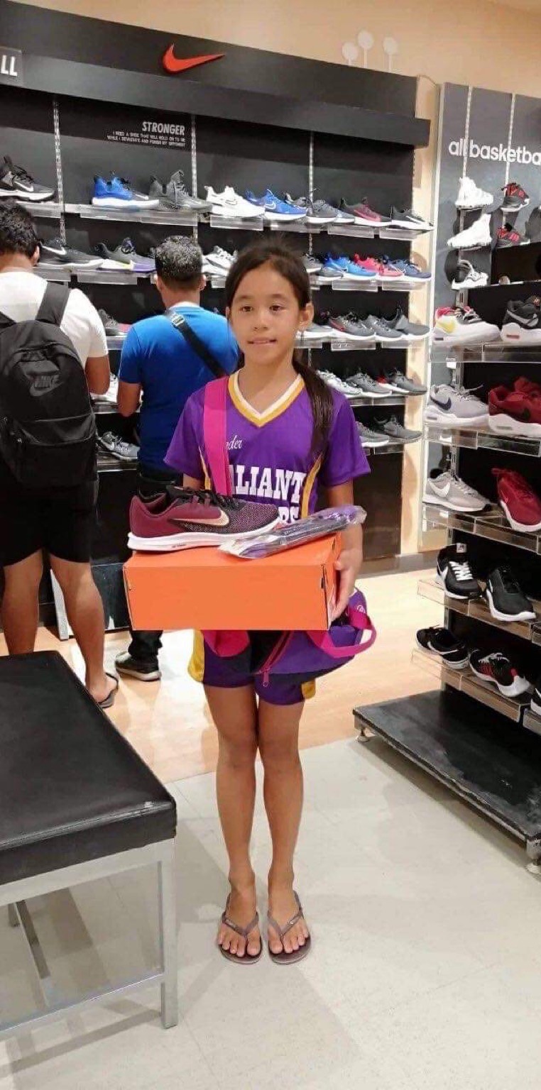 Niña dibuja tenis Nike en sus pies para correr; gana tres medallas de oro