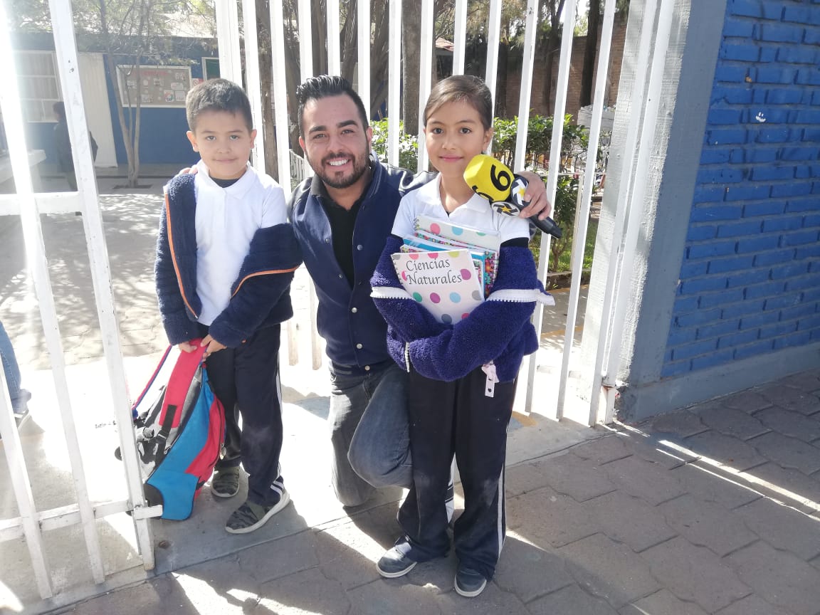 Equipo de Telediario recupera mochilas que le robaron a unos pequeños pero se quedan sin útiles escolares