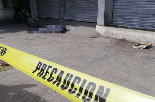 Tras fría noche, fallece indigente en plena calle del centro de Torreón
