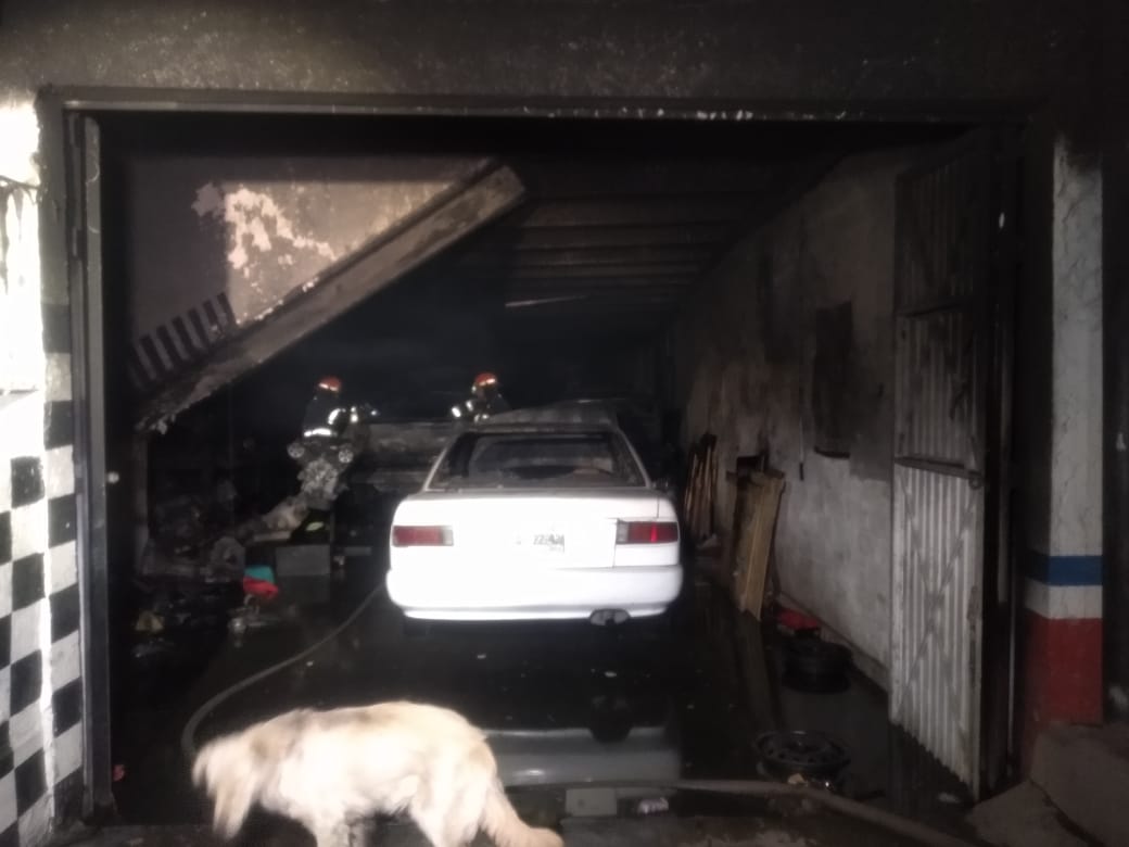 Fuego consume taller con vehículos
