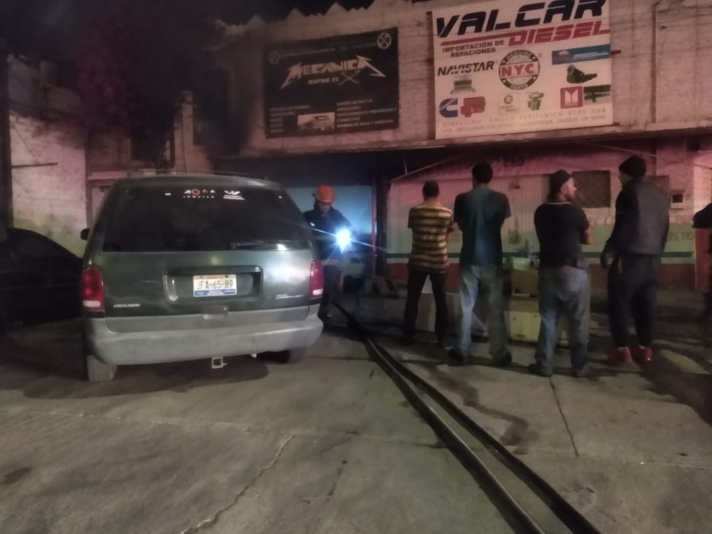 Fuego consume taller con vehículos