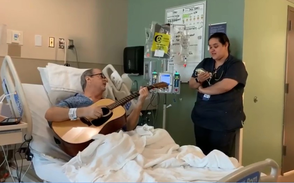Enfermera canta con paciente con cáncer para animarlo en su quimioterapia [VIDEO]