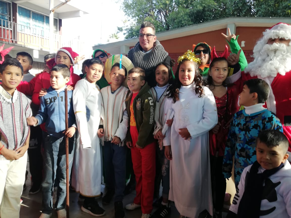 Ángel Carrillo, acompañado de Santa Claus lleva alegría a primaria de Torreón