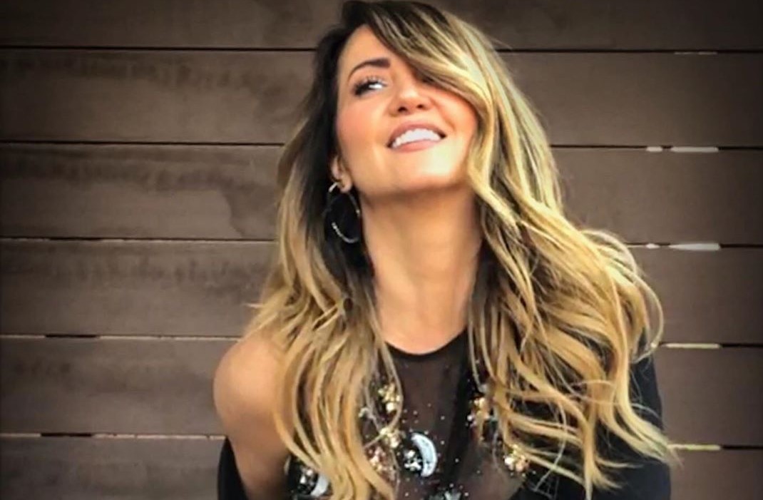 Festeja Andrea Legarreta, en bikini, cuatro millones de seguidores