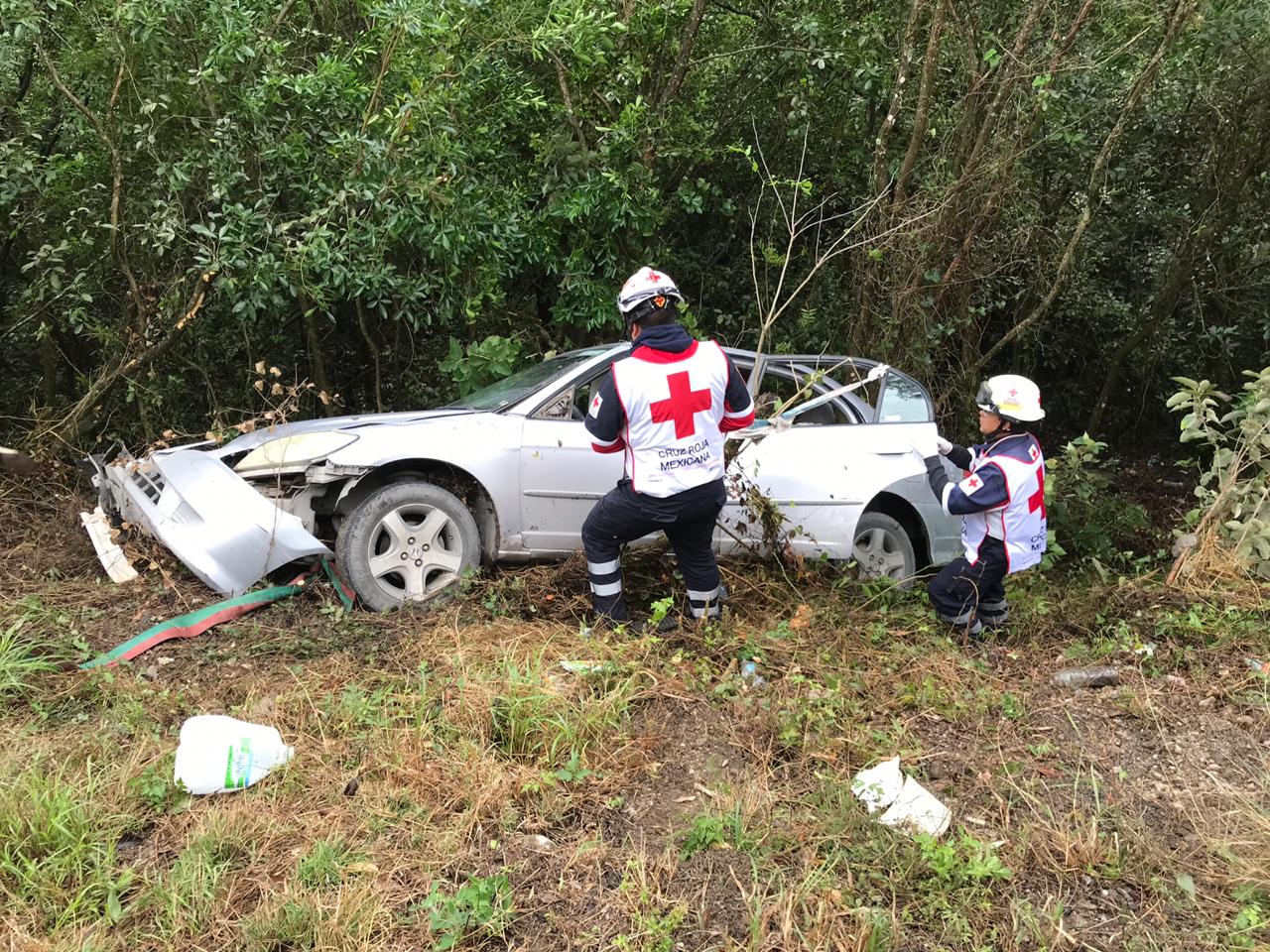 Muere hombre al volcar automóvil en la Carretera Linares-San Roberto