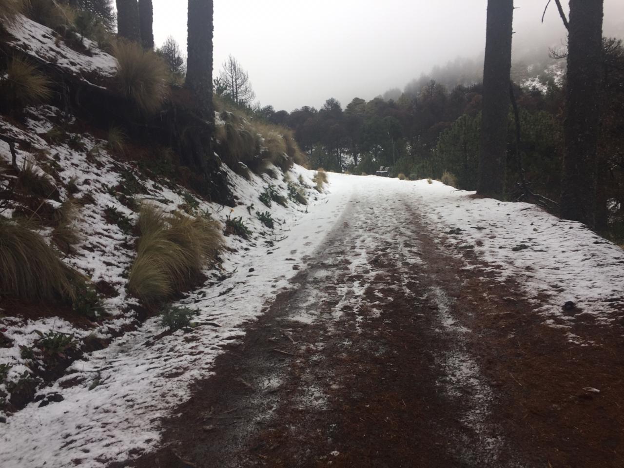 Registran caída de aguanieve en Nevado de Colima