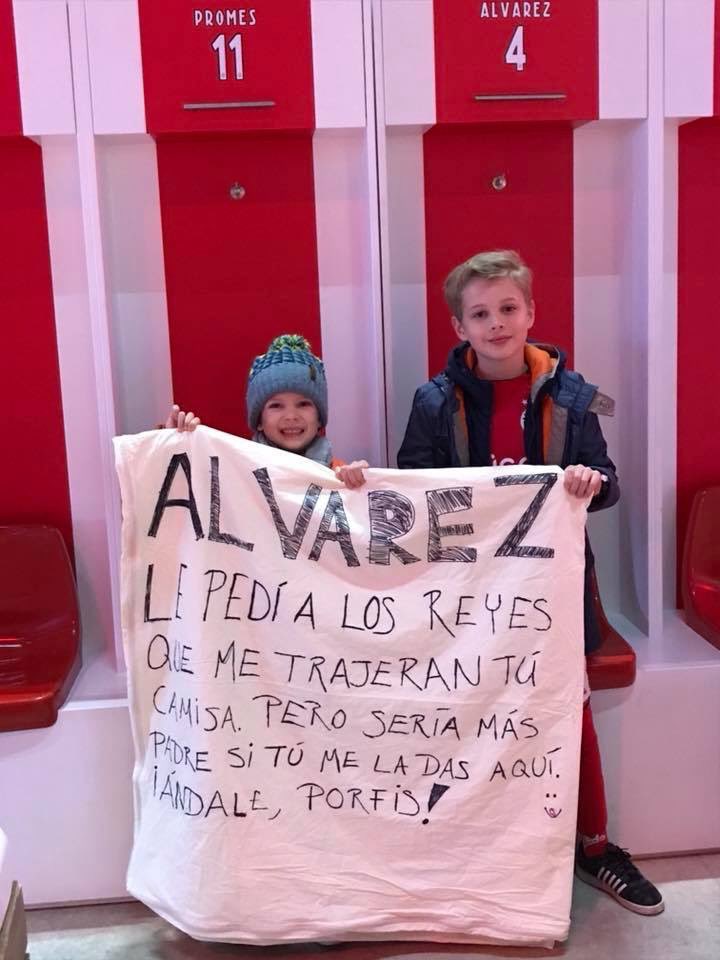 Edson Álvarez tiene gran gesto con aficionado del Ajax