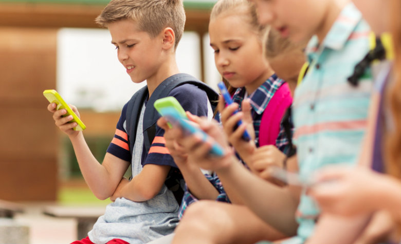 Telediario Media Prohiben el uso de celulares en salones de clase desde hoy